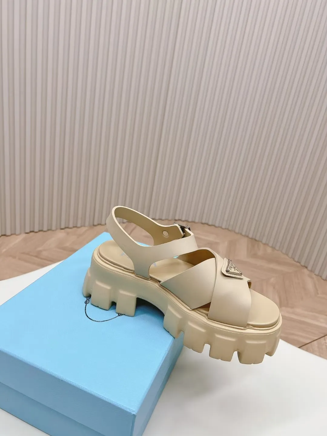 👟👟Ex-factory price 440👟👟 Prada's new spring and summer sawtooth Roman thick-soled rubber sandals, retro, fashionable and avant-garde gear teeth 55mm, thick-soled soles with rubber uppers, making the whole pair of shoes light and comfortable, bright colors, satisfying a variety of choices for fashionable people with different styles! The iconic metal triangle logo is paired with the shape of ancient beach sandals. Every design element is fashionable! Code number 35-40